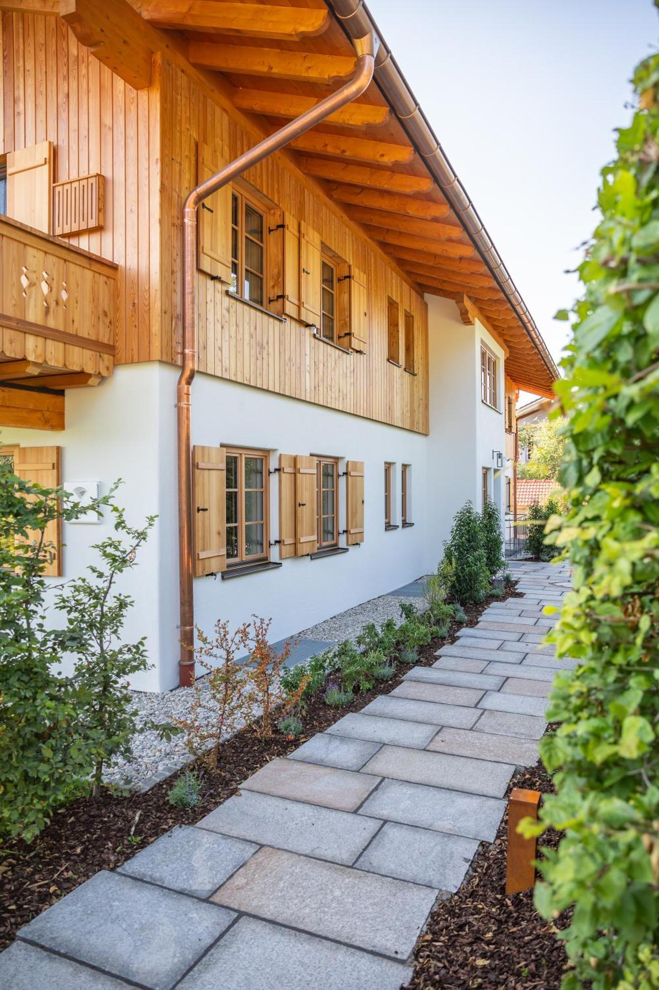 Graf Chiemo Suites - Direkt Am Chiemsee Mit Separatem Seezugang Chieming Exterior photo