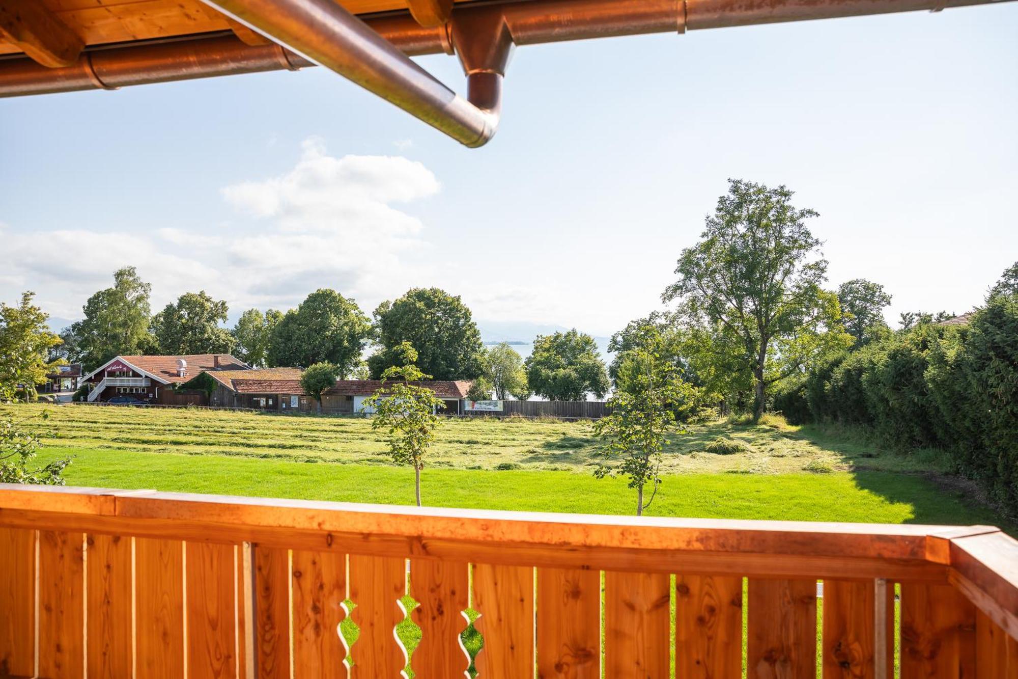 Graf Chiemo Suites - Direkt Am Chiemsee Mit Separatem Seezugang Chieming Exterior photo
