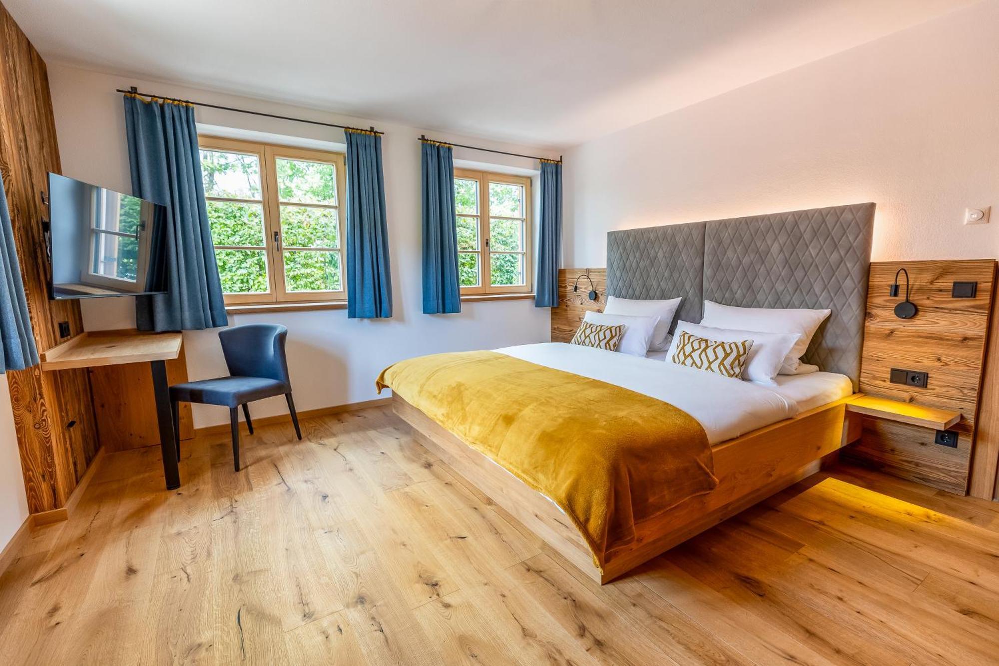 Graf Chiemo Suites - Direkt Am Chiemsee Mit Separatem Seezugang Chieming Exterior photo
