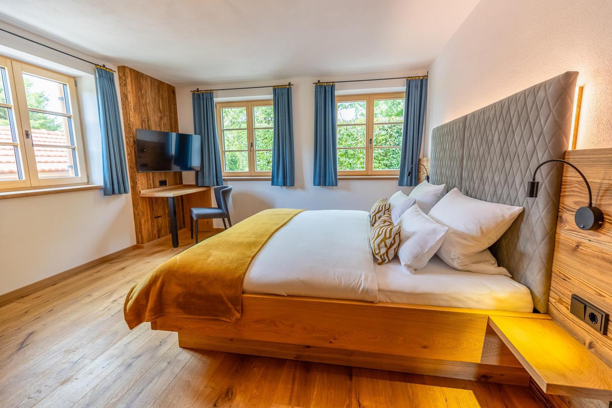Graf Chiemo Suites - Direkt Am Chiemsee Mit Separatem Seezugang Chieming Exterior photo