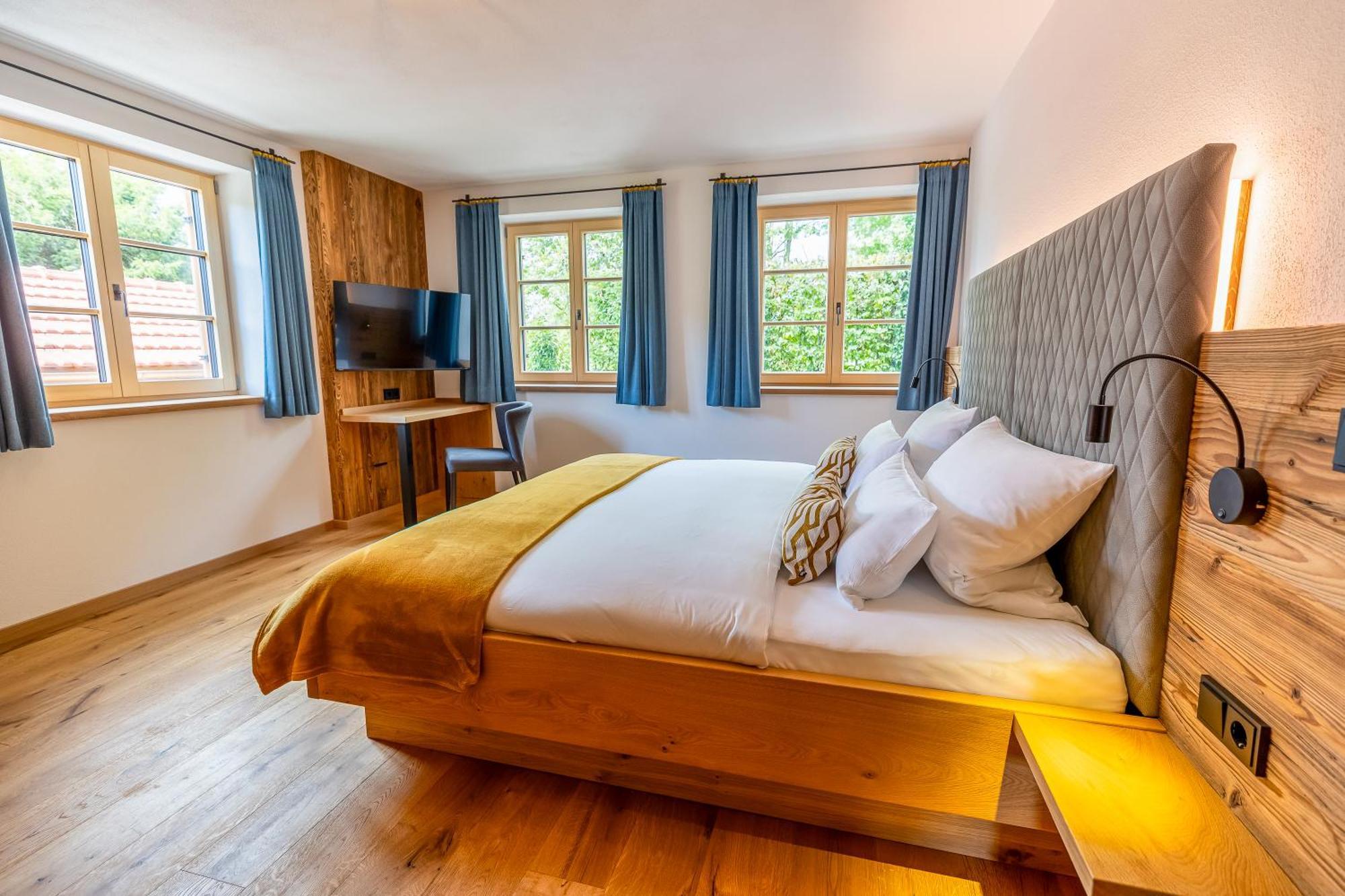 Graf Chiemo Suites - Direkt Am Chiemsee Mit Separatem Seezugang Chieming Exterior photo
